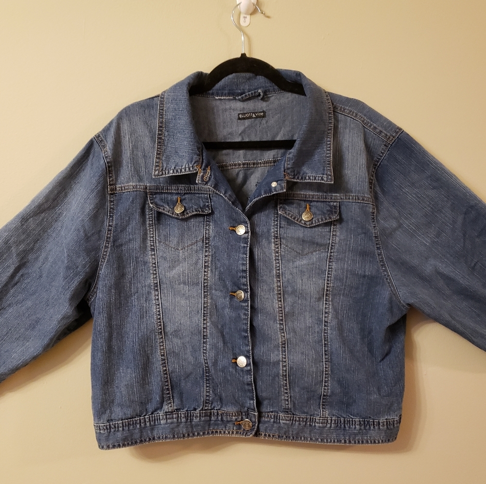 Jean jacket with floral detail - Picture 2 of 5